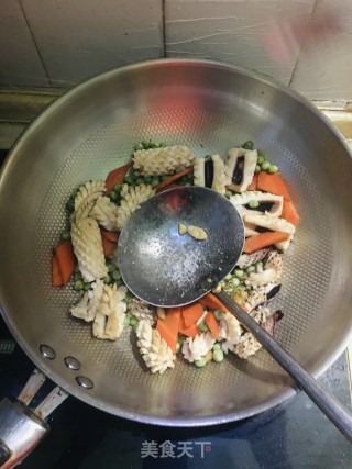 青豆炒鱿鱼的做法步骤：9