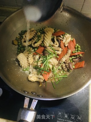 青豆炒鱿鱼的做法步骤：10