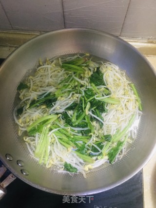 凉拌菠菜绿豆芽的做法步骤：3