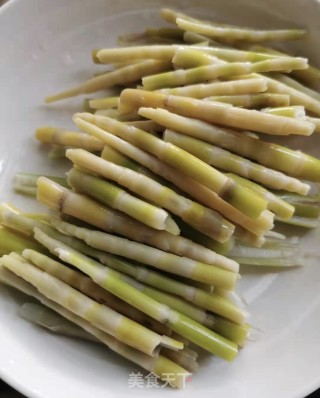 凉拌野生甜笋的做法步骤：5