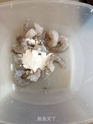 西葫炒虾仁的做法步骤：1