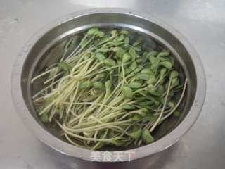 黑豆苗拌金针菇的做法步骤：3