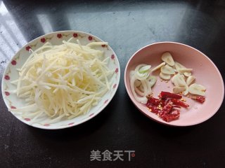 醋辣土豆丝的做法步骤：1