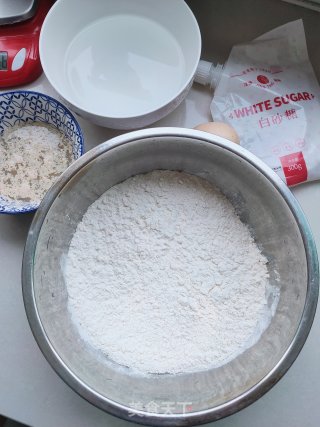 葱香炸油饼的做法步骤：1