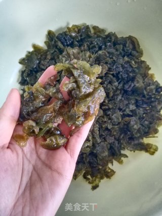 雷公菌炒酸菜的做法步骤：1