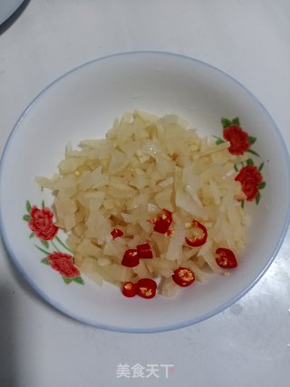 雷公菌炒酸菜的做法步骤：3