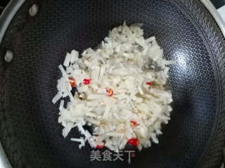 雷公菌炒酸菜的做法步骤：4