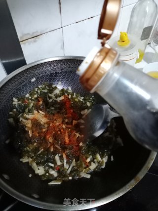 雷公菌炒酸菜的做法步骤：6