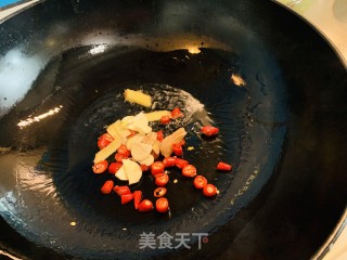 火麻腊肉炒嫩竹笋的做法步骤：2