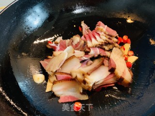 火麻腊肉炒嫩竹笋的做法步骤：3