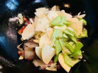 火麻腊肉炒嫩竹笋的做法步骤：4