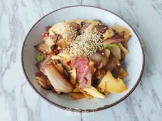 火麻腊肉炒嫩竹笋的做法步骤：7