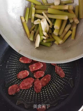清桂笋炒腊肠的做法步骤：6