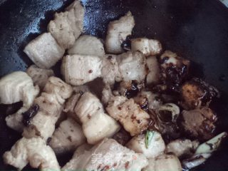 红烧五花肉熏鸡蛋的做法步骤：7