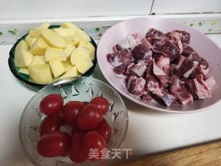 牛腩圣女果烧土豆的做法步骤：1