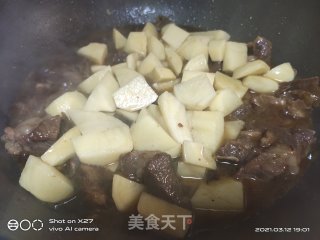 牛腩圣女果烧土豆的做法步骤：7