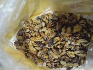核桃瓜子芝麻糖的做法步骤：1