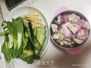黄瓜春笋炒肉片的做法步骤：1