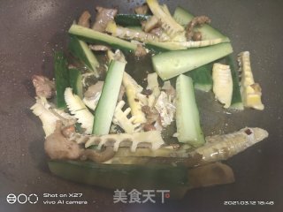 黄瓜春笋炒肉片的做法步骤：3