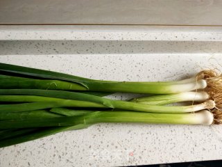 五花肉炒青蒜苗的做法步骤：1