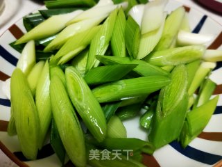 五花肉炒青蒜苗的做法步骤：2