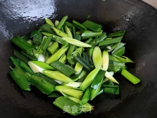 五花肉炒青蒜苗的做法步骤：5