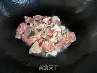 五花肉炒青蒜苗的做法步骤：6