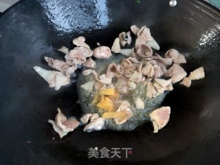 五花肉炒青蒜苗的做法步骤：7