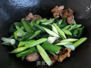五花肉炒青蒜苗的做法步骤：9