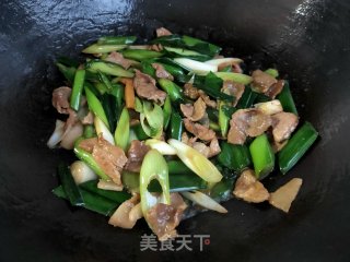 五花肉炒青蒜苗的做法步骤：11