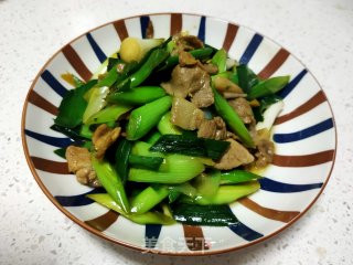 五花肉炒青蒜苗的做法步骤：12