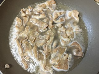 水煮牛肉卷的做法步骤：3