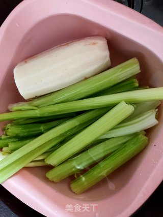猪肉莲藕香芹水饺的做法步骤：2