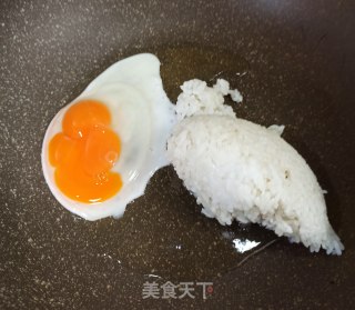 韩式辣酱鸡蛋炒饭的做法步骤：2
