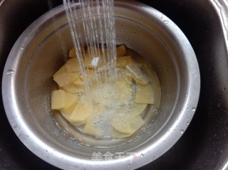 腊肉炒土豆片的做法步骤：2