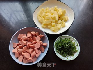 孜然土豆火腿肠的做法步骤：1