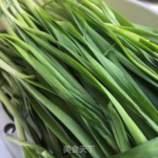 孜然豆皮炒韭菜的做法步骤：1