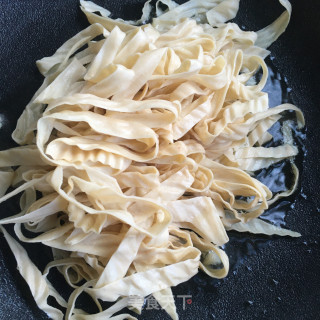 孜然豆皮炒韭菜的做法步骤：6