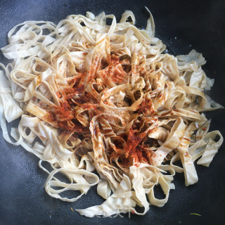 孜然豆皮炒韭菜的做法步骤：7