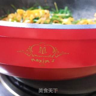 孜然豆皮炒韭菜的做法步骤：10