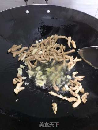 青椒炒肉丝的做法步骤：2