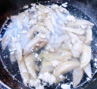蒜香鸡翅尖的做法步骤：2