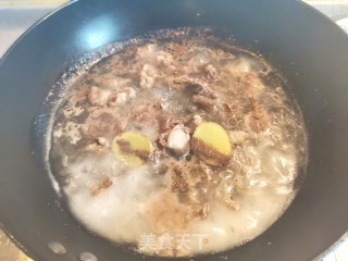 火麻油西红柿牛腩汤的做法步骤：4