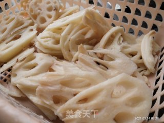 肥肠炒莲藕的做法步骤：1