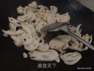 肥肠炒莲藕的做法步骤：4