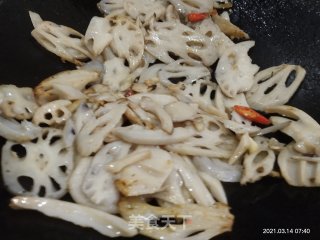 肥肠炒莲藕的做法步骤：5