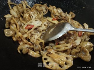 肥肠炒莲藕的做法步骤：7