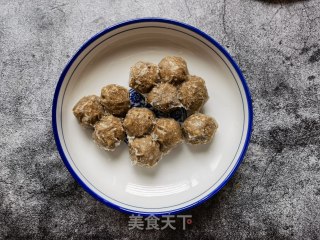 牛肉丸海带苗汤的做法步骤：1