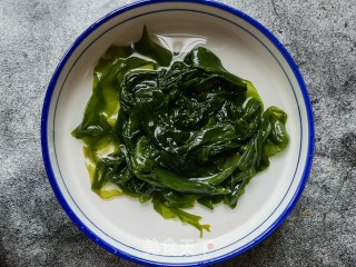 牛肉丸海带苗汤的做法步骤：3