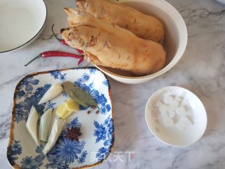 高压锅版红烧猪蹄的做法步骤：1